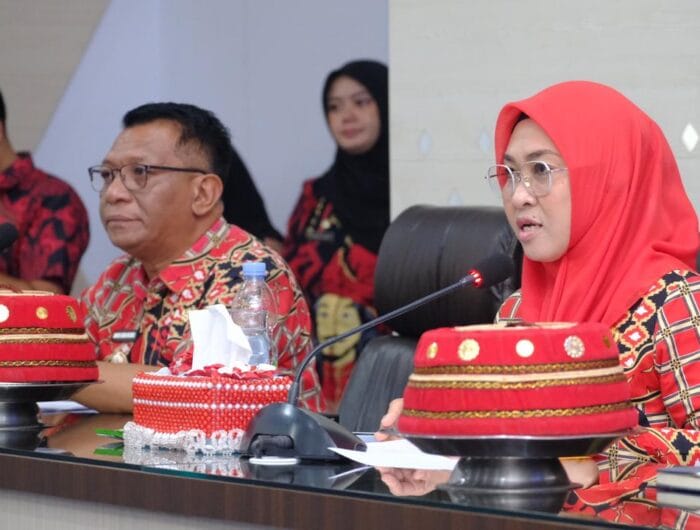 TEKAN INFLASI. Bupati Gowa, Sitti Husniah Talenrang saat memimpin rapat TPID.