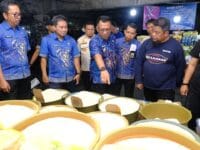 AMAN. Sekda Gowa, Andy Aziz Peter saat memantau harga kebutuhan pokok di pasar induk Minasa Maupa, Jumat, 12 Desember 2025.