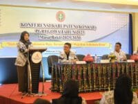 Bupati Gowa, Sitti Husniah Talenrang saat membuka Konkab PGRI kabupaten Gowa.