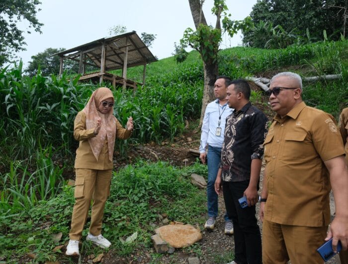 TINJAU. itti Husniah Talenrang saat melakukan kunjungan ke Kecamatan Biringbulu sekaligus meninjau kondisi jalan dan hasil pekerjaan jalan di wilayah tersebut, Selasa (16/12).