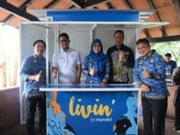 DUKUNG EKONOMI. Sebanyak 50 unit bantuan gerobak UMKM hasil sinergi Pemkab Gowa dengan PT Bank Mandiri, yang dilaksanakan di serahkan di RTH Syekh Yusuf Discovery, Rabu (17/12).