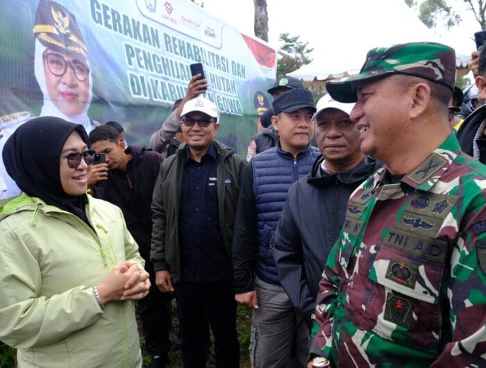 KESEIMBANGAN. Bupati Gowa, Sitti Husniah Talenrang saat menghadiri gerakan tanam 10 ribu pohon serentak di sembilan kecamatan di dataran tinggi, Kabupaten Gowa, Sabtu,20 Desember 2025.