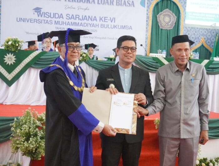 SINERGI. Wakil Bupati Bulukumba, Andi Edy Manaf saat menghadiri wisuda mahasiswa Universitas Muhammadiyah Bulukumba.
