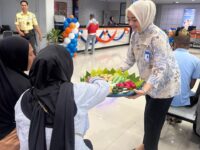 BERSAMA. Bank BRI Sungguminasa merayakan HUT BRI bersama nasabahnya.