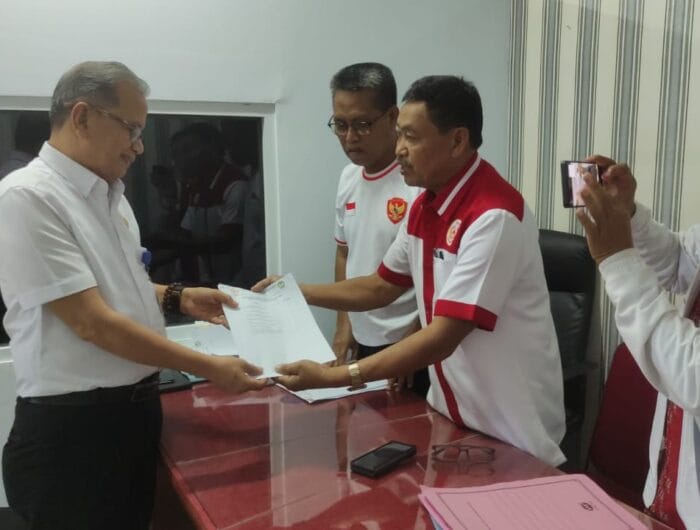 AKLAMASI. Bakal calon ketua KONI Gowa, Arifuddin Saeni saat mengembalikan formulir ke KONI Gowa.