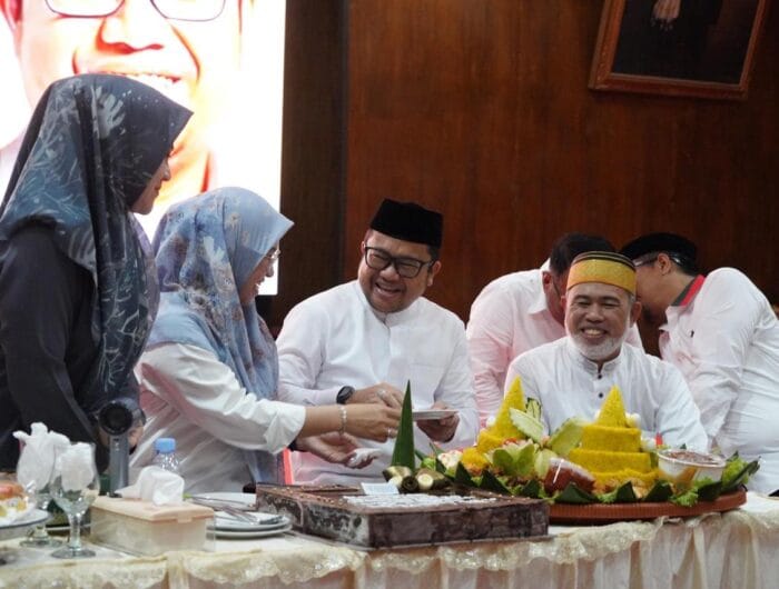 HATI DAMAI. Bupati Gowa, Sitti Husniah Talenrang bersama dengan Wakil Bupati Gowa, Darmawangsyah Muin di acara dzikir akbar di Istana Tamalate, Gowa.