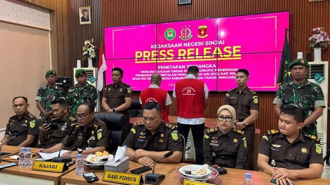 TERSANGKA. Kejaksaan Negeri Kabupaten Sinjai menetapkan tiga orang tersangka dari kasus korupsi proyek air minum di Sinjai
