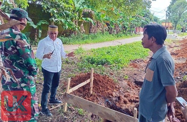 ALIH FUNGSI. Anggota DPRD Pangkep dari Fraksi Gerindra, Lutfi Hanafi saat meninjau Lapangan yang dialihfungsikan menjadi kantor koperasi di Pangkep.