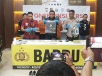 TERSANGKA. Aparat Polres Barru mengamankan dua tersangka kasus penganiayaan berat di Barru.