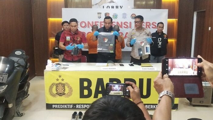 TERSANGKA. Aparat Polres Barru mengamankan dua tersangka kasus penganiayaan berat di Barru.