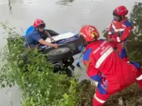 Petugas Damkarmat Makassar mengevakuasi motor warga yang terjungkal ke kanal (Dok Damkar Makassar)