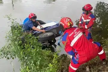 Petugas Damkarmat Makassar mengevakuasi motor warga yang terjungkal ke kanal (Dok Damkar Makassar)
