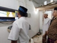 WASPADA. Pengurus masjid mengecek rekaman CCTV untuk melihat aksi pencurian di salah satu masjid di Pangkep.