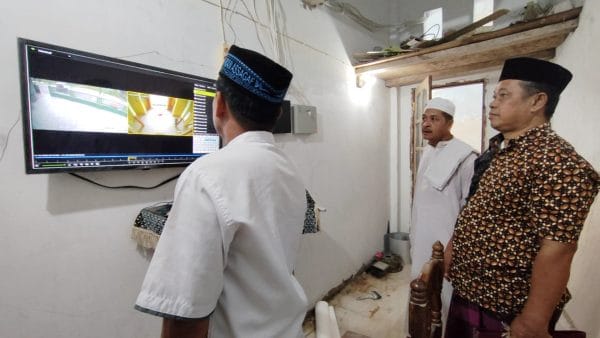 WASPADA. Pengurus masjid mengecek rekaman CCTV untuk melihat aksi pencurian di salah satu masjid di Pangkep.