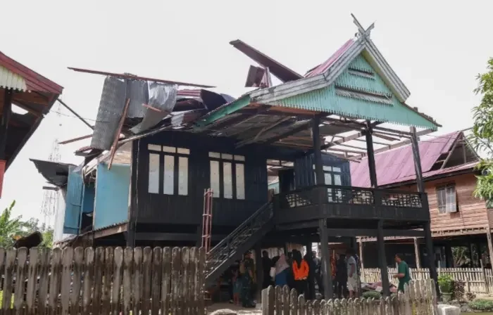 RUSAK. Rumah warha di Kelurahan Palanro, Kecamatan Mallusetasi, Barru rusak akibat terpaan angin kencang.