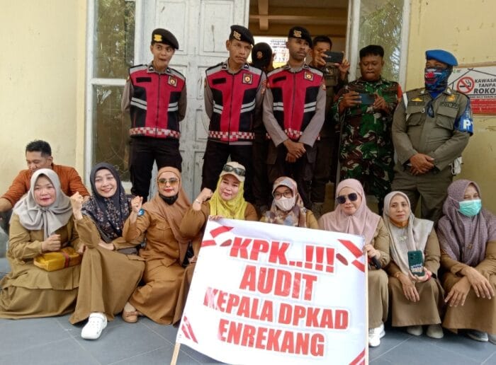 AUDIT. Sejumlah guru di Kabupaten Enrekang menuntut pembayaran TPG ke-13 mereka yang sudah dua tahun tidak terbayarkan.