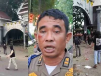RUSUH. Kerusuhan terjadi saat aktivis melakukan unjuk rasa menuntut pemekaran Luwu Raya di kantor Gubernur Sulsel.
