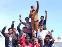 ORASI. Bupati Luwu Utara, Andi Rahim berorasi mendukung pemekaran Provinsi Luwu Raya.