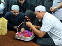 KENANG. Pemakaman co Pilot Pesawat ATR-42-500, Muh Farhan Gunawan di Gowa.