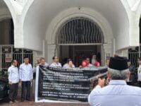 DEMO. Hakim ad hoc melakukan aksi unjuk rasa di PN Makassar, mereka menuntut kesejahteraan.