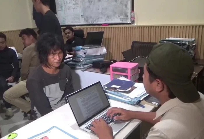 CABUL. Sosok dukun cabul di Gowa berinisial AS. Dua wanita jadi korbannya, satu orang diperkosa.