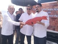 PERDANA. Bupati Bulukumba, Andi Muchtar Ali Yusuf saat memulai ekspor perdana ikan di Bulukumba.