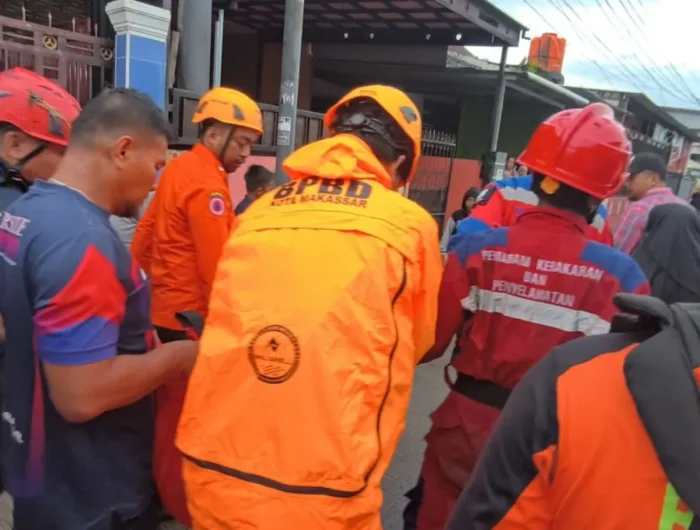 EVAKUASI. TIm SAR melakukan evakuasi bocah yang tenggelam di gorong-gorong di Makassar.