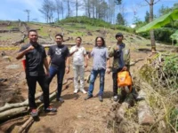 GARIS POLISI. Aparat memasang garis polisi kawasan pembalakan liar di Kecamatan Sinoa.