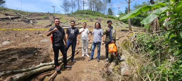 GARIS POLISI. Aparat memasang garis polisi kawasan pembalakan liar di Kecamatan Sinoa.