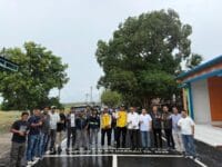 APBN. Anggota DPR RI, Hamka B Kady saat memantau perbaikan jalan kabupaten di Kalamassang-Moti, Kabupaten Bantaeng yang diperbaiki melalui anggaran APBN.