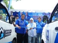 BEDAH RUMAH. Ketua PAN Sulsel, Sitti Husniah Talenrang bertekad memutus mata rantai kemiskinan ekstrem di seluruh wilayah di Sulsel. Salah satu caranya adalah melalui program bedah rumah.