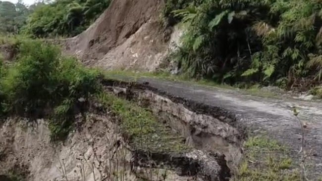 Jalan putus akibat longsor