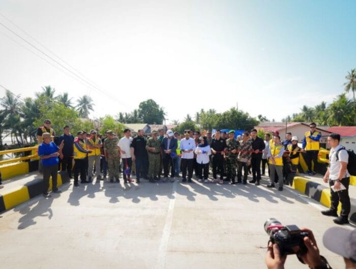 RESMI. Gubernur Sulsel, Andi Sudirman Sulaiman saat meresmikan jembatan Sungai Balampangi di Sinjai.