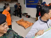 EVAKUASI. Tim SAR gabungan melakukan evakuasi terhadap satu jenazah korban pesawat ATR 42-500.