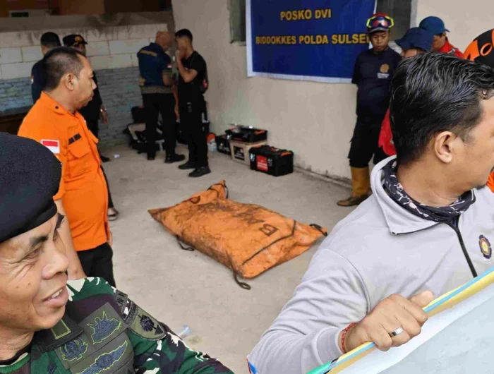 EVAKUASI. Tim SAR gabungan melakukan evakuasi terhadap satu jenazah korban pesawat ATR 42-500.