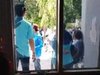 PECAH. Kaca kantor PDAM Bantaeng yang pecah setelah diamuk pengunjuk rasa yang merupakan karyawannya sendiri.