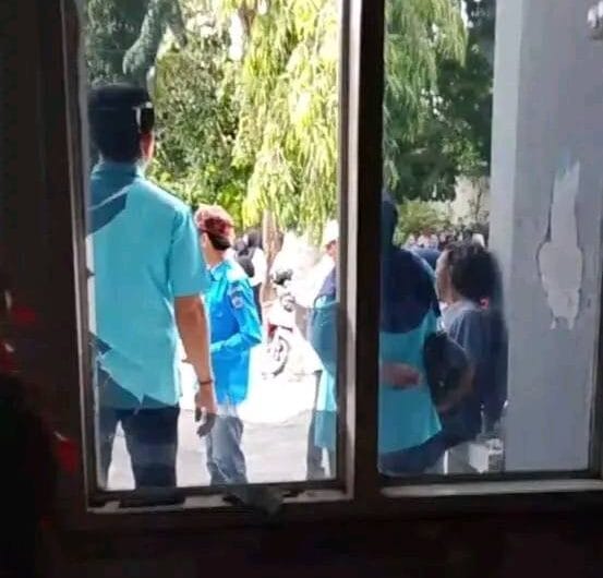 PECAH. Kaca kantor PDAM Bantaeng yang pecah setelah diamuk pengunjuk rasa yang merupakan karyawannya sendiri.