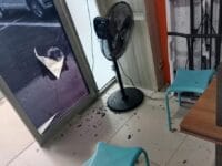 PECAH. Kantor Dishub Makassar yang diserang oleh OTK.