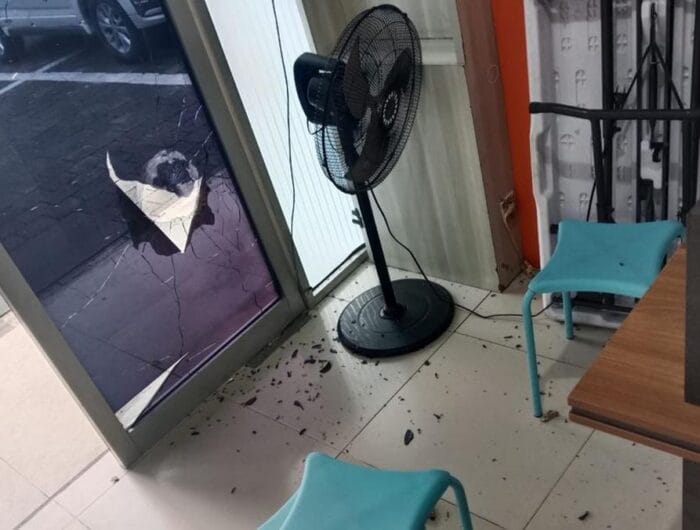 PECAH. Kantor Dishub Makassar yang diserang oleh OTK.