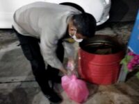 TEROR. Polisi membuka bungkusan berisi kepala kambing busuk yang menjadi teror yang dikirim orang yang tidak dikenal di sebuah rumah makan di Makassar.