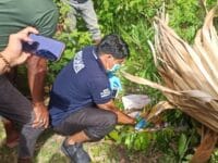 IDENTIFIKASI. Polisi mengidentifikasi mayat bayi yang terbungkus seragam SMP di Bone.