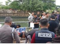 EVAKUASI. Polisi melakukan evakuasi mayat yang ditemukan di Kanal Jongayya, Kota Makassar, Selasa, 6 Januari 2026.