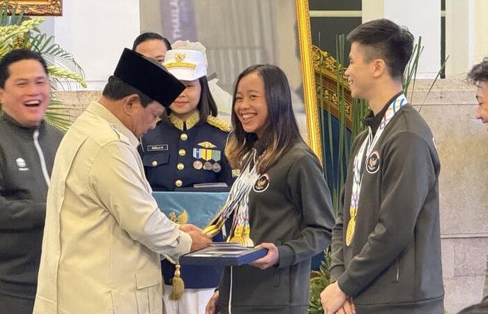 BONUS. Presiden RI, Prabowo Subianto menghitung medali emas yang diraih Martina di SEA Games 2025. Martina meraih Rp5 miliar dari lima medali emas itu.