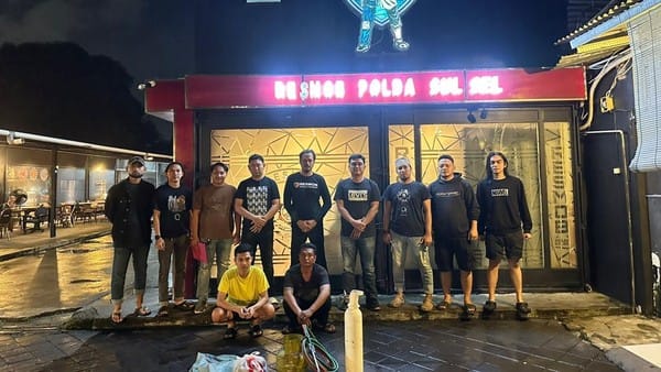 TERSANGKA. Polisi mengamankan dua tersangka pembobol mesin ATM di Kabupaten Pangkep. Kedua tersangka membobol mesin ATM itu dengan menggunakan mesin gerinda.