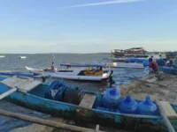 PARKIR. Nelayan di Bone memilih tidak melaut karena cuaca buruk.