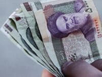 ANJLOK. Mata uang Rial Iran yang kian terpuruk.