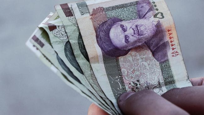 ANJLOK. Mata uang Rial Iran yang kian terpuruk.