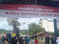 PROVINSI LUWU RAYA. Warga Kabupaten Luwu memasang spanduk ucapan selamat datang di Provinsi Luwu Raya.