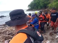 EVAKUASI. Tim penyelamat berusaha melakukan evakuasi terhadap salah satu korban tenggelam di Parepare.