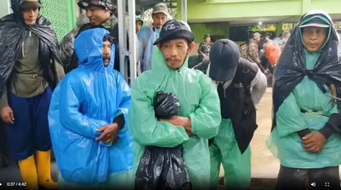 LOKAL. Warga lokal yang merupakan pemburu madu hutan dilibatkan dalam proses pencarian korban pesawat ATR 42-500 di Gunung Bulusaraung. Mereka melakukan pendakian dengan peralatan sederhana.